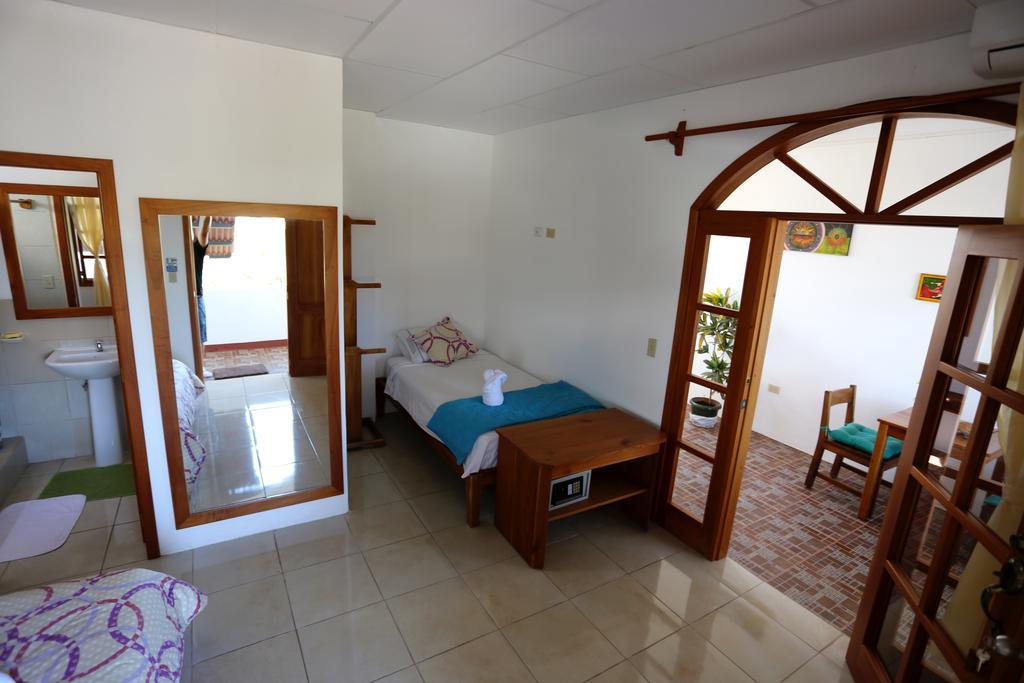 The Galapagos Pearl B&B Puerto Ayora  Buitenkant foto